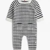 Babys-Strampler aus gestreiftem Zopfstrick