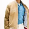 Bestickte Varsity-Jacke aus Wildleder Bestickte Varsity-Jacke aus Wildleder