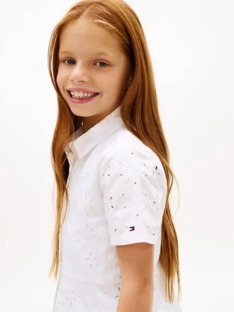 Besticktes Kinder-Hemdkleid mit Lochstickerei