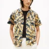 Camp-Hemd mit Palmblatt-Print und Papier-Touch