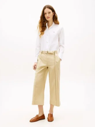 Chino mit Gürtel und weitem Bein