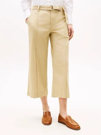 Chino mit Gürtel und weitem Bein