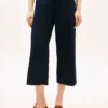 Chino mit Gürtel und weitem Bein Chino mit Gürtel und weitem Bein