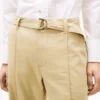Chino mit Gürtel und weitem Bein Chino mit Gürtel und weitem Bein