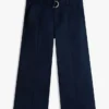 Chino mit Gürtel und weitem Bein Chino mit Gürtel und weitem Bein
