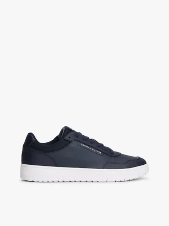 Court-Sneaker aus verschiedenen Lederarten Court-Sneaker aus verschiedenen Lederarten