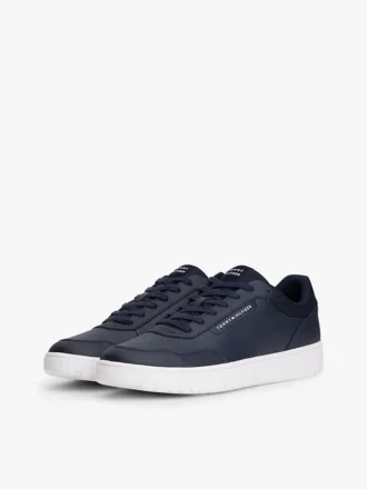 Court-Sneaker aus verschiedenen Lederarten Court-Sneaker aus verschiedenen Lederarten