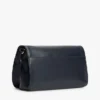 Crossbody-Tasche mit Klappe und genarter Oberfläche Crossbody-Tasche mit Klappe und genarter Oberfläche