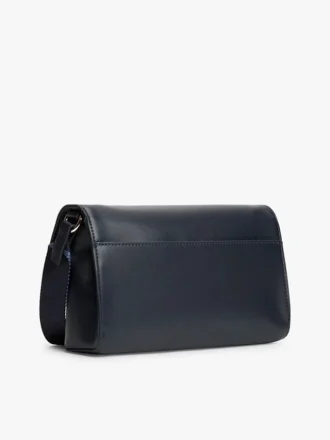 Crossbody-Tasche mit Klappe und genarter Oberfläche Crossbody-Tasche mit Klappe und genarter Oberfläche