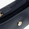 Crossbody-Tasche mit Klappe und genarter Oberfläche Crossbody-Tasche mit Klappe und genarter Oberfläche