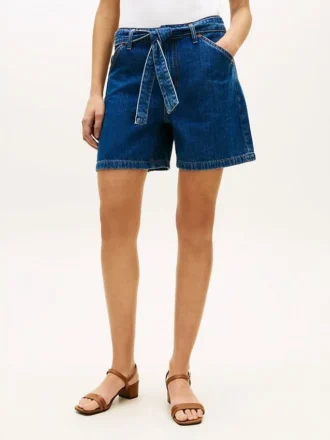 Denim-Shorts mit Gürtel und hoher Leibhöhe Denim-Shorts mit Gürtel und hoher Leibhöhe
