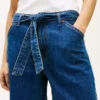 Denim-Shorts mit Gürtel und hoher Leibhöhe Denim-Shorts mit Gürtel und hoher Leibhöhe
