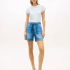 Denim-Shorts mit Gürtel und hoher Taille