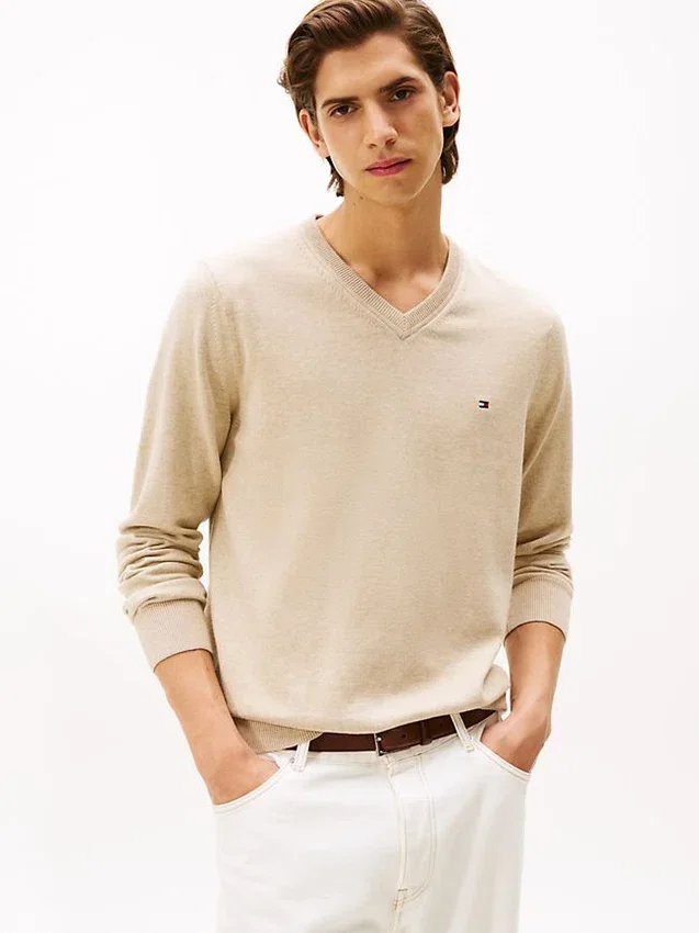 Einfarbiger Pullover mit V-Ausschnitt und Logo Einfarbiger Pullover mit V-Ausschnitt und Logo