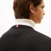 Einfarbiger Pullover mit V-Ausschnitt und Logo Einfarbiger Pullover mit V-Ausschnitt und Logo