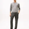Einfarbiger Pullover mit V-Ausschnitt und Logo Einfarbiger Pullover mit V-Ausschnitt und Logo