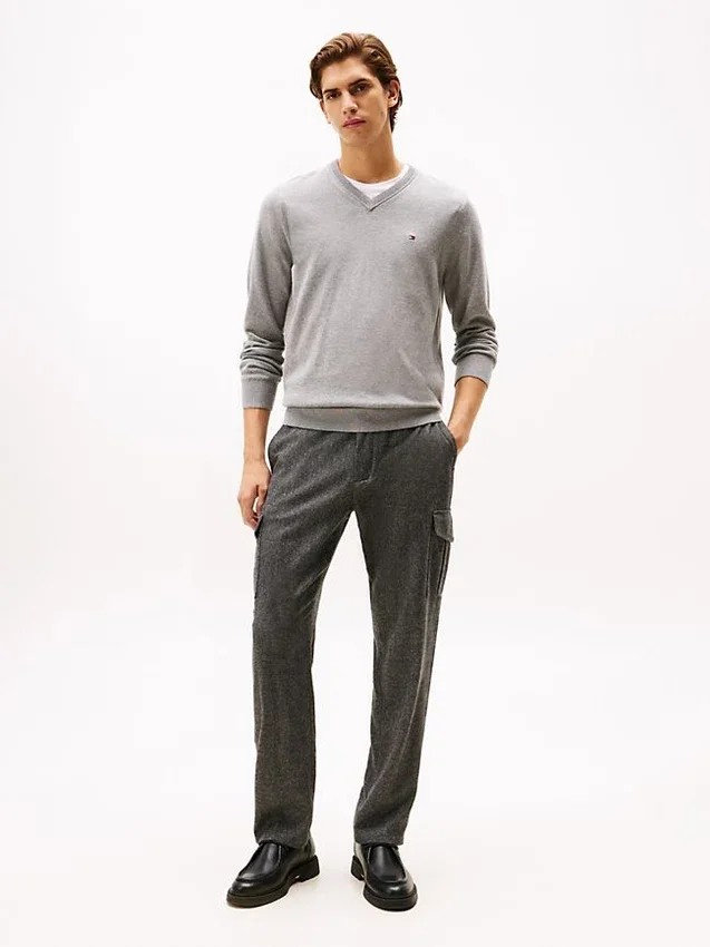 Einfarbiger Pullover mit V-Ausschnitt und Logo Einfarbiger Pullover mit V-Ausschnitt und Logo