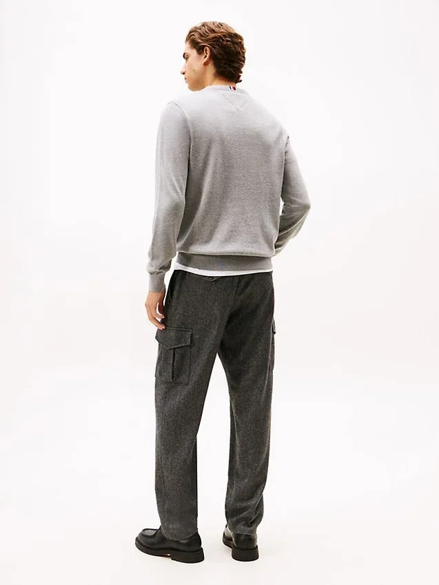 Einfarbiger Pullover mit V-Ausschnitt und Logo Einfarbiger Pullover mit V-Ausschnitt und Logo