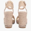Espadrille-Sandale mit Keilabsatz aus Raffia Espadrille-Sandale mit Keilabsatz aus Raffia