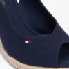 Espadrille-Sandale mit Keilabsatz und Fersenriemen Espadrille-Sandale mit Keilabsatz und Fersenriemen