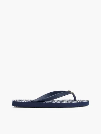 Flip-Flops mit Metallbeschlägen und TH-Schriftzug