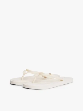 Flip-Flops mit Monogramm-Metallbeschlägen Flip-Flops mit Monogramm-Metallbeschlägen