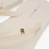 Flip-Flops mit Monogramm-Metallbeschlägen