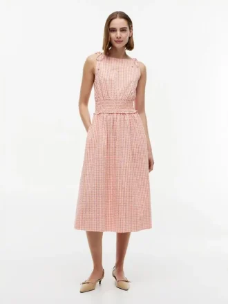 Gerafftes Gingham-Seersucker-Midi-Kleid Gerafftes Gingham-Seersucker-Midi-Kleid