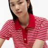 Gestreiftes Interlock-Polokleid mit goldenen Knöpfen Gestreiftes Interlock-Polokleid mit goldenen Knöpfen