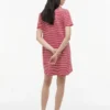 Gestreiftes Interlock-Polokleid mit goldenen Knöpfen Gestreiftes Interlock-Polokleid mit goldenen Knöpfen