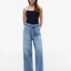 Hoch taillierte Jeans mit weitem Bein und Gürtel Hoch taillierte Jeans mit weitem Bein und Gürtel