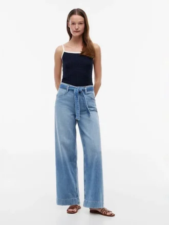 Hoch taillierte Jeans mit weitem Bein und Gürtel