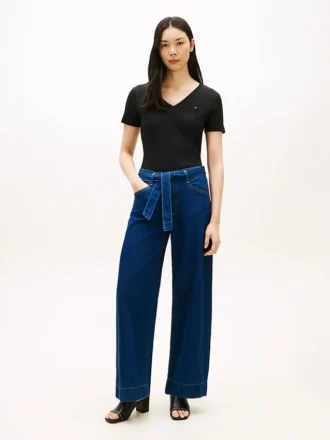 Hoch taillierte Jeans mit weitem Bein und Gürtel Hoch taillierte Jeans mit weitem Bein und Gürtel