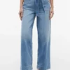Hoch taillierte Jeans mit weitem Bein und Gürtel Hoch taillierte Jeans mit weitem Bein und Gürtel