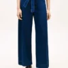 Hoch taillierte Jeans mit weitem Bein und Gürtel Hoch taillierte Jeans mit weitem Bein und Gürtel