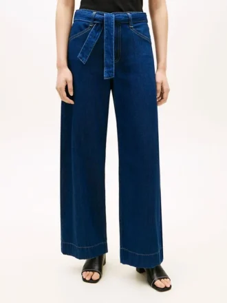 Hoch taillierte Jeans mit weitem Bein und Gürtel Hoch taillierte Jeans mit weitem Bein und Gürtel