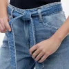 Hoch taillierte Jeans mit weitem Bein und Gürtel Hoch taillierte Jeans mit weitem Bein und Gürtel