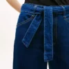 Hoch taillierte Jeans mit weitem Bein und Gürtel Hoch taillierte Jeans mit weitem Bein und Gürtel