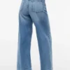 Hoch taillierte Jeans mit weitem Bein und Gürtel Hoch taillierte Jeans mit weitem Bein und Gürtel
