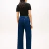 Hoch taillierte Jeans mit weitem Bein und Gürtel Hoch taillierte Jeans mit weitem Bein und Gürtel