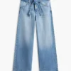 Hoch taillierte Jeans mit weitem Bein und Gürtel Hoch taillierte Jeans mit weitem Bein und Gürtel