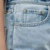 Hoch taillierte, konisch zulaufende Jeans Hoch taillierte, konisch zulaufende Jeans