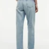 Hoch taillierte, konisch zulaufende Jeans Hoch taillierte, konisch zulaufende Jeans