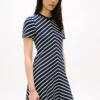 Interlock-Kleid mit Chevron-Streifen Interlock-Kleid mit Chevron-Streifen