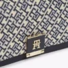 Jacquard-Umhängetasche mit Monogramm-Verschluss Jacquard-Umhängetasche mit Monogramm-Verschluss