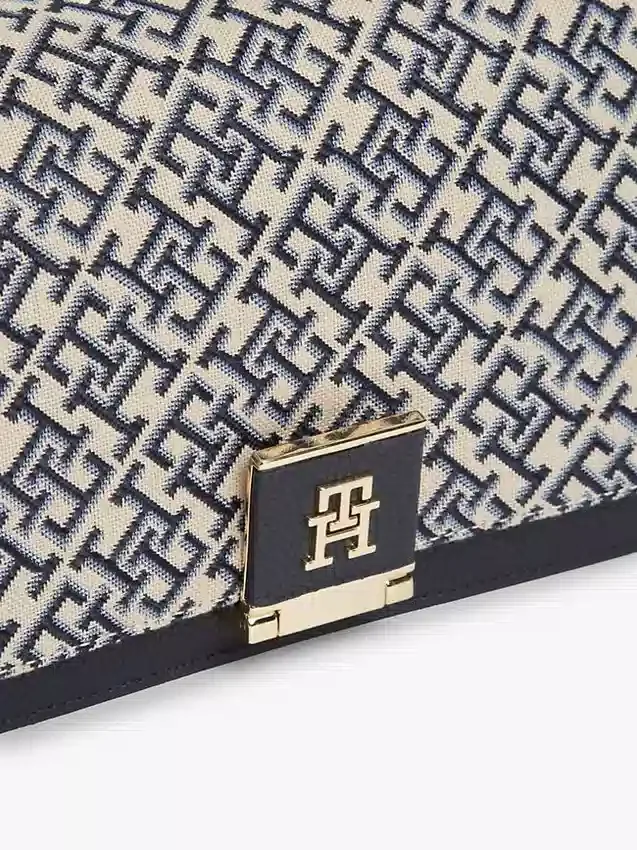Jacquard-Umhängetasche mit Monogramm-Verschluss Jacquard-Umhängetasche mit Monogramm-Verschluss