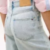 Jeans mit unversäubertem Saum, hoher Taille und weitem Bein