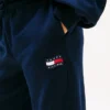 Kinder-Jogginghose mit gewelltem Flaggenlogo Kinder-Jogginghose mit gewelltem Flaggenlogo