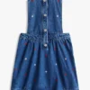 Kinder-Jumperkleid aus Denim mit durchgehendem Blumenmuster Kinder-Jumperkleid aus Denim mit durchgehendem Blumenmuster