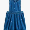 Kinder-Jumperkleid aus Denim mit durchgehendem Blumenmuster Kinder-Jumperkleid aus Denim mit durchgehendem Blumenmuster